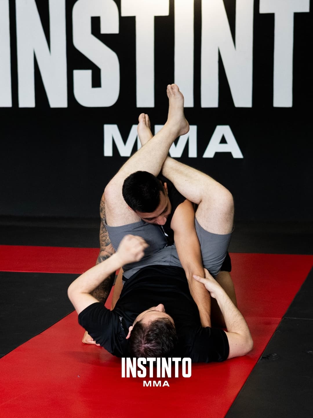 Práctica de Jiu Jitsu sobre tatami en Instinto MMA
