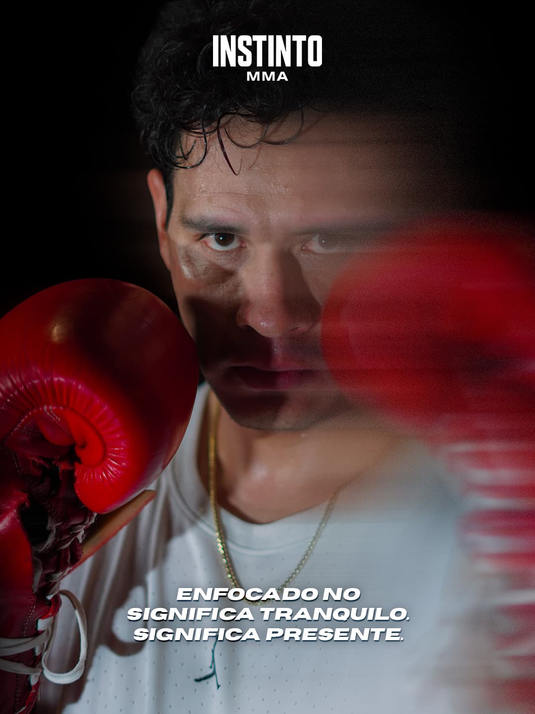 Guantes de box en entrenamiento de Instinto MMA
